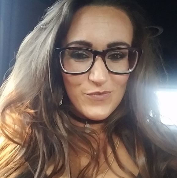 Meet your Posher, Amanda - Picture 2 of 5